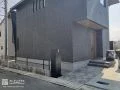 スタイリッシュな機能門柱に合わせたモダンな新築外構