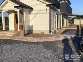 お住まいの足元を彩る乱形石の園路