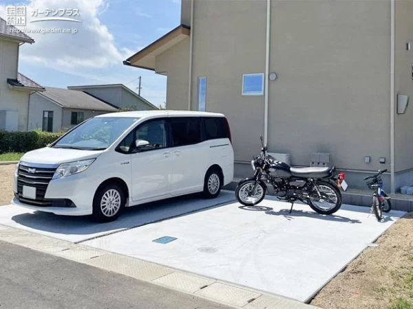 バイクや自転車も一緒に置いていただける広々とした駐車スペース