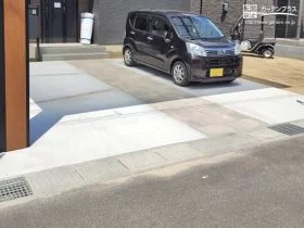 駐車スペースのデザイン性もプラスするアプローチ[施工後]