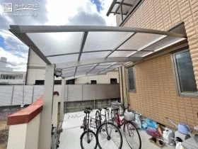 多目的に利用できる屋根の出幅が広いサイクルポート[施工後]