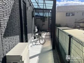 家事をしたり自転車置き場にも使える犬走りに[施工後]