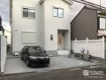 上品なピケットフェンスに囲まれたホワイトカラーの新築外構