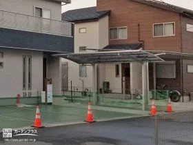 雨の日もストレスフリーな屋根付きのアプローチ