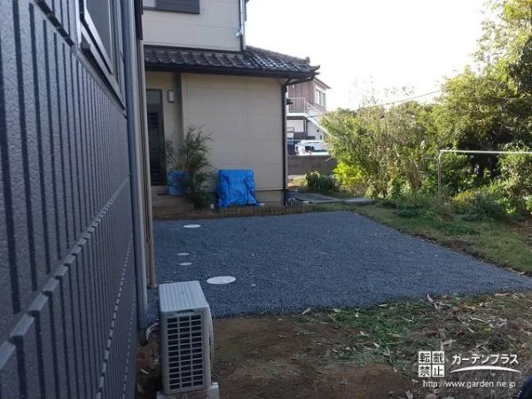 水たまりやぬかるみを防ぐ砂利敷きの犬走り