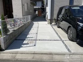 拡張した駐車スペースと犬走りへのスロープ[施工後]