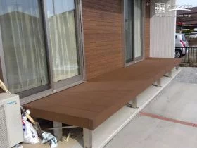 建物の軒に合わせたウッドデッキ[施工後]