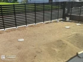 お庭に安心感をもたらす木目調のフェンス[施工後]