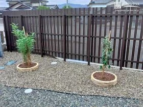 温かみのあるお庭を演出する2色の砂利[施工後]