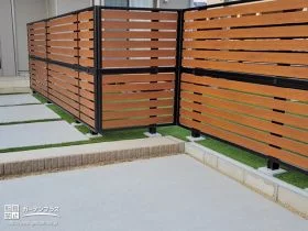 木目調のデザインがお住まいに優しく寄り添う目隠しフェンス[施工後]