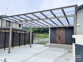 フラット屋根と並行に伸びる梁が開放的な空間[施工後]