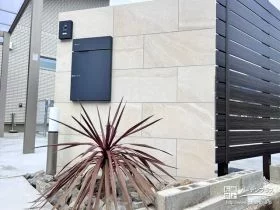大判のタイルがお住まいの重厚感を演出する造作門柱[施工後]