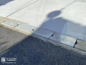 コンクリートの蓋を設置した側溝