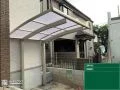 雨に濡れる心配がない玄関横のサイクルポート