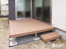 外の空気を感じながらリラックスできるウッドデッキ[施工後]