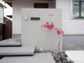 美しい植栽を引き立たせる、無駄のないデザインの門柱