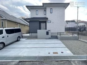 お住まいの法面を解消しモノトーンでまとめた新築外構