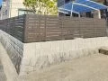 木目調や横スリットが圧迫感のない目隠しフェンス