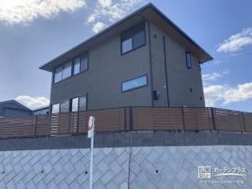 シックなお住まいの印象を和らげるフェンス[施工後]