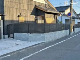 光や風を通す横スリットが心地よい目隠しフェンス[施工後]