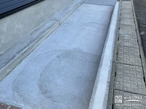 駐車スペースと玄関の通路を舗装