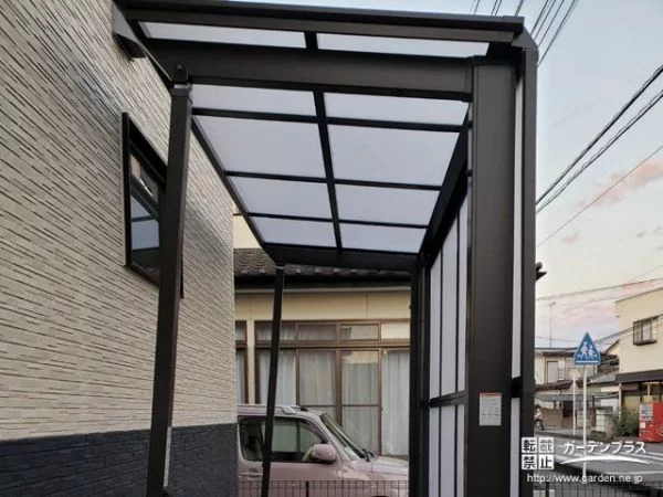 外壁に穴を空けずに設置できる独立タイプのテラス屋根