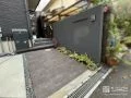 植栽の緑が映える門まわり