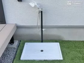 ペットの足を洗いやすいシャワーヘッド付きの立水栓[施工後]
