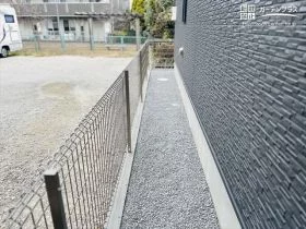 目の届きにくい犬走りに境界フェンスを設置[施工後]