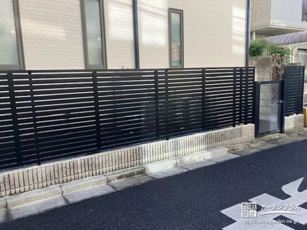 No.21628 建物にモダンな雰囲気を添えるブラックの目隠しフェンス設置工事