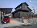 赤いお車が引き立つモノトーンでスタイリッシュな新築外構