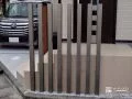アルミ製の角柱を並べたスリットフェンス