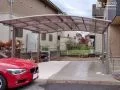 アール屋根が優しい印象の駐車スペース