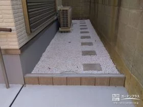 飛び石も設置した犬走り[施工後]