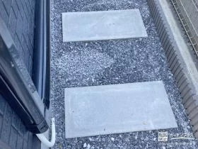 駐輪スペースとして設置したコンクリート平板
