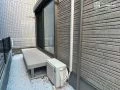 コンパクトで建物との一体感があるウッドデッキ