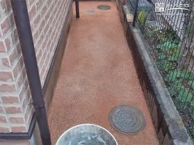 防草土で舗装しお掃除のしやすい犬走り