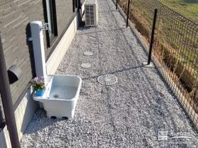 境界フェンスを明示する犬走り[施工後]