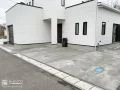 白の建物との一体感を演出し洗練された仕上がりの外構