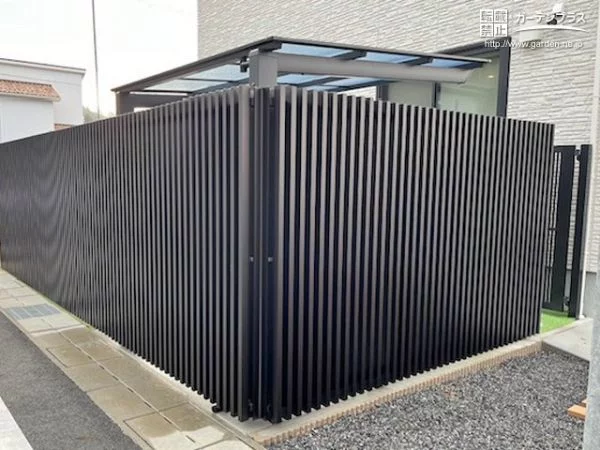 個性を感じられる浮き階段や門柱がファサードのポイントとなる