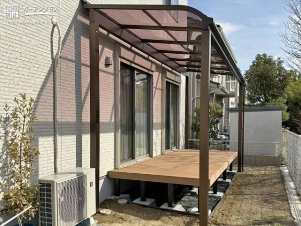お庭と室内の中間領域として外の空気を楽しめるウッドデッキ設置工事