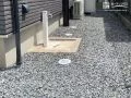 雑草やぬかるみに悩まされない犬走り