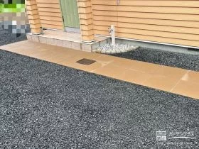 明るく大きな平板を使ったアプローチ[施工後]