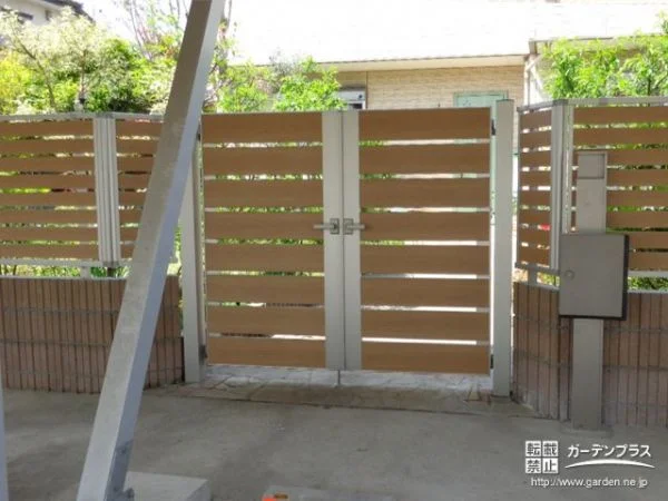 緑豊かなお庭を守る木目調フェンスと門扉設置工事