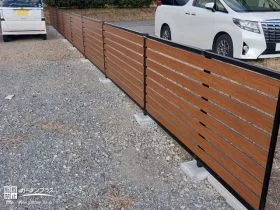 お隣さんも使いやすい駐車スペースになったフェンス設置工事