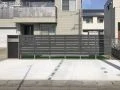 機能門柱との水平ラインを意識した均一で美しい目隠しフェンス