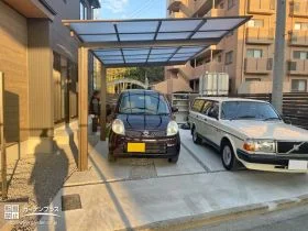 フラット屋根のカーポートがモダンな駐車スペース[施工後]