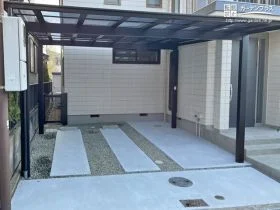 フラット屋根がスタイリッシュで開放的な駐車スペース[施工後]