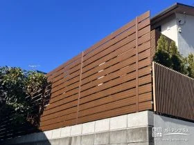 お庭の背景として馴染む木目調目隠しフェンス[施工後]