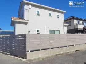 グレージュカラーがお住まいの一体感を演出する目隠しフェンス[施工後]